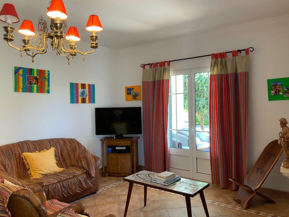 אלבופיירה Guest House Alfarrobeiras מראה חיצוני תמונה
