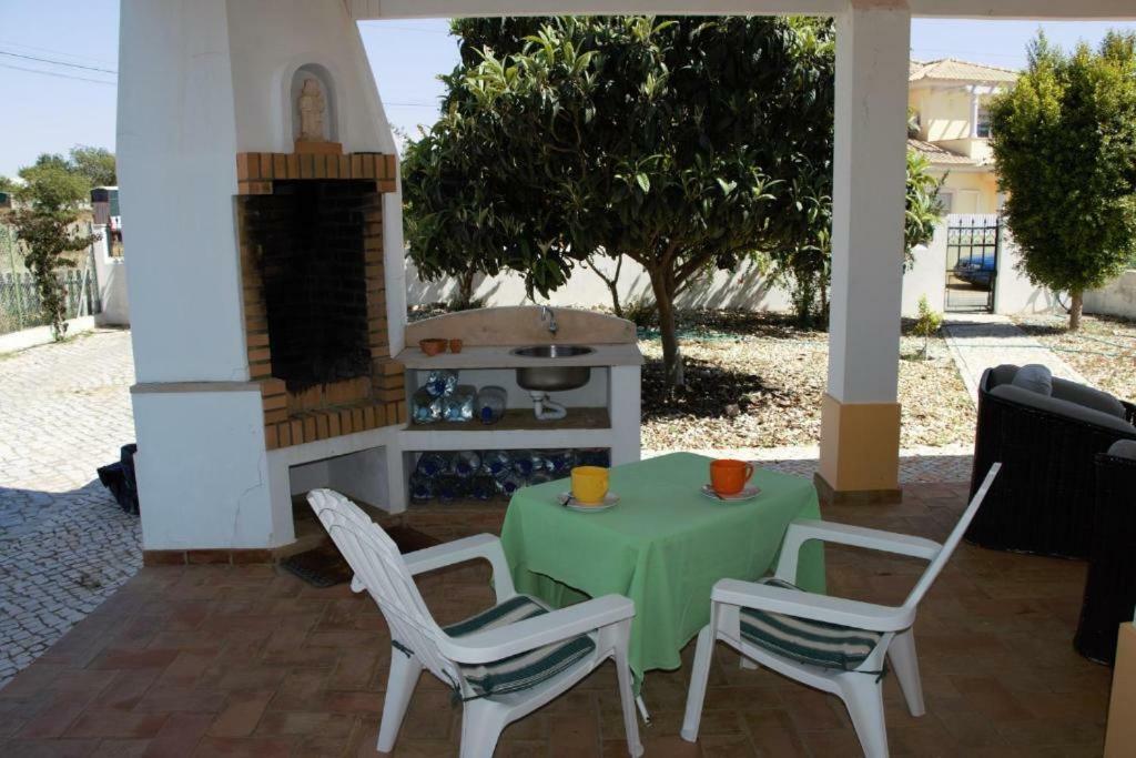 אלבופיירה Guest House Alfarrobeiras מראה חיצוני תמונה